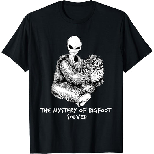 Humorous Bigfoot Gift Discovering Bigfoot Alien UFO T-Shirt
